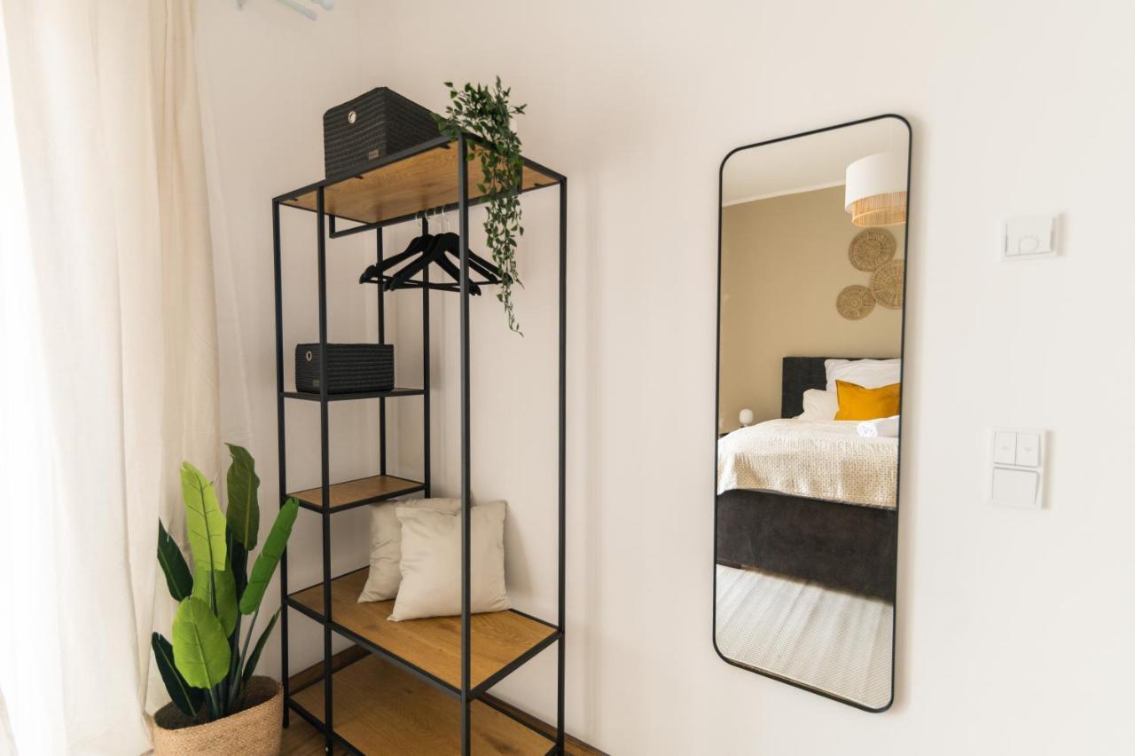 Dwellstay - Modernes Apartment I 55Qm I 2 Zimmer I Kueche I Bad I Terrasse I Tv I Wlan Bad Hersfeld Ngoại thất bức ảnh